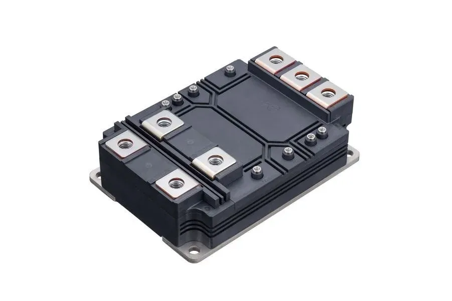 複数の金属端子を持つ黒い直方体の電子部品