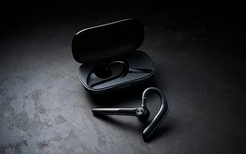 黒いBluetoothヘッドセットと充電ケース