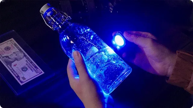 UVライト,ブラックライト,蛍光,光る液体,ボトル,10ドル札,ドル札,偽造防止,科学,実験,暗闇