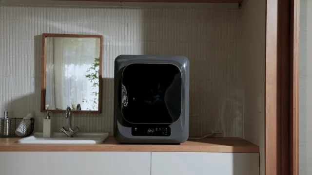 花粉も部屋干し臭ももう怖くない！UV除菌99.99%の小型衣類乾燥機「Smart Cube Dryer」が登場