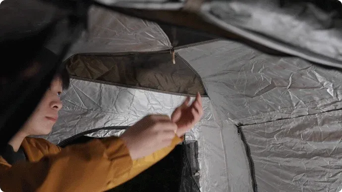テント,キャンプ,アウトドア,人物,室内,反射材,設営,準備,シルバー
