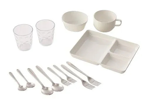 食器セットとカトラリー