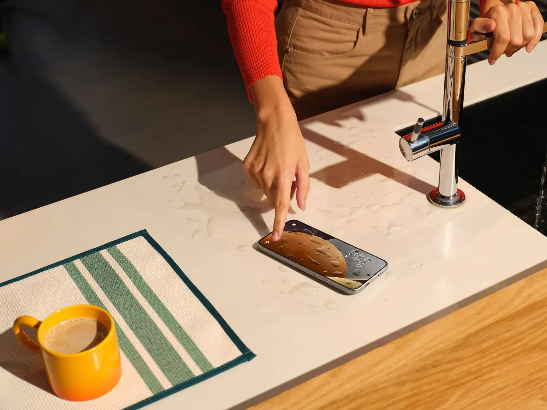 キッチンで水滴のついたスマートフォン