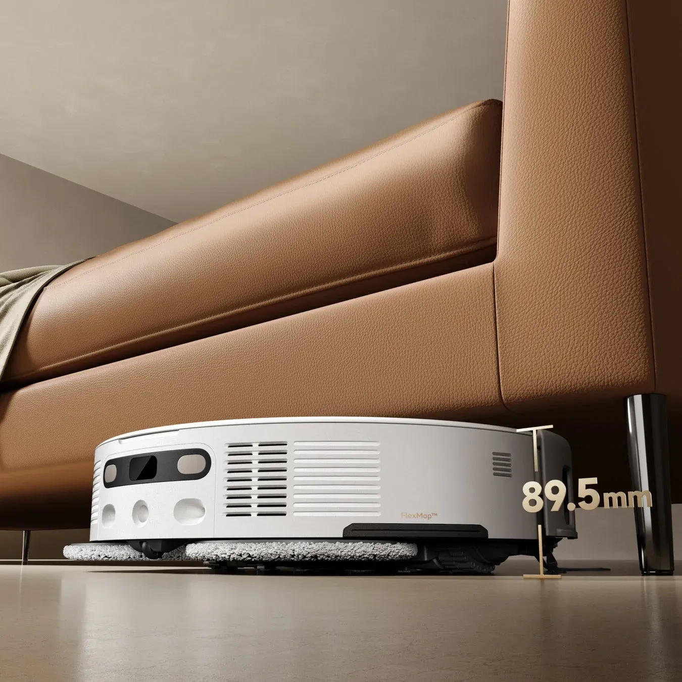 ソファの下で稼働するロボット掃除機