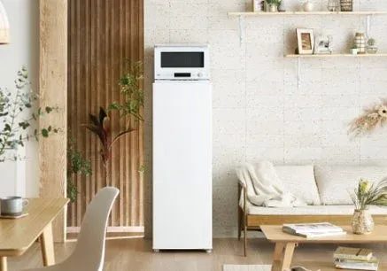 リビングに設置された冷蔵庫と電子レンジ