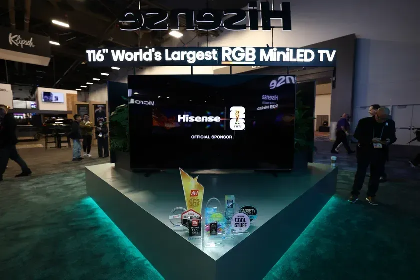 ハイセンスの116インチRGB MiniLED TVが展示されたブース