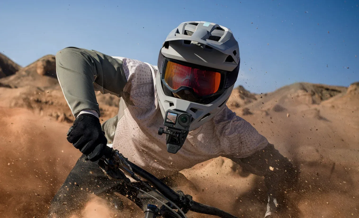 マウンテンバイクで疾走するOsmo Action 6