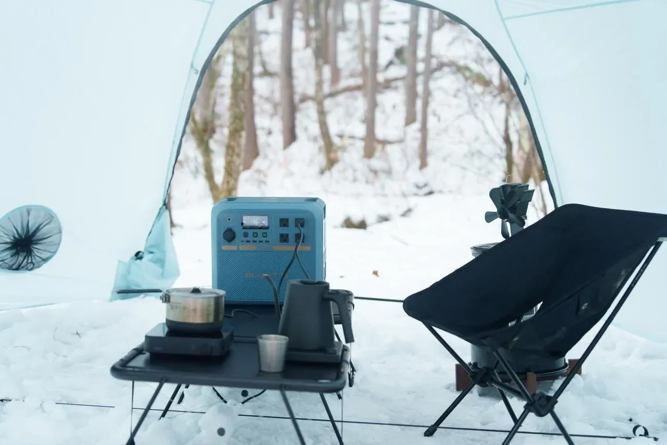 テントの中でポータブル電源を使う様子