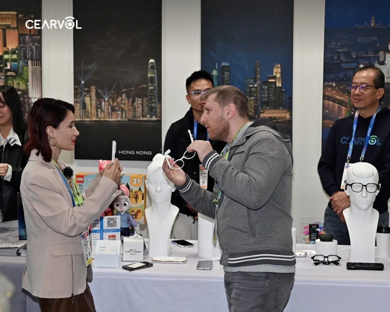 展示会場でCearvolのヒアリングソリューションを体験する人々