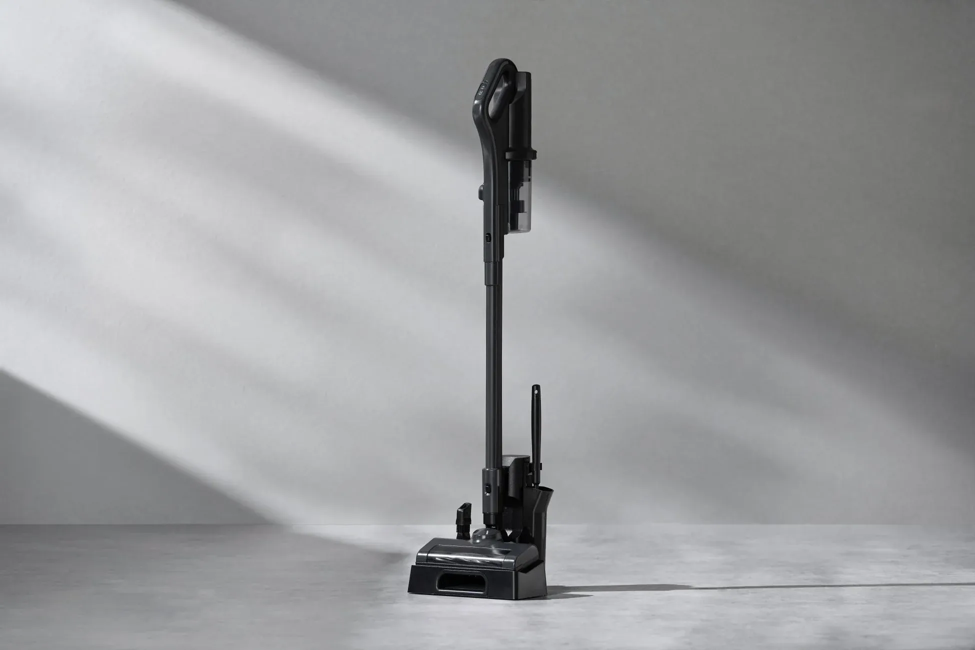 充電スタンドに立つスティッククリーナー