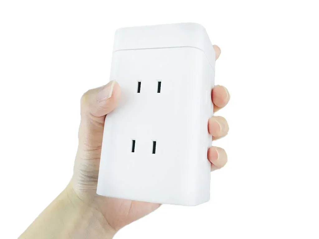 手に持ったコンパクトタワー型電源タップ