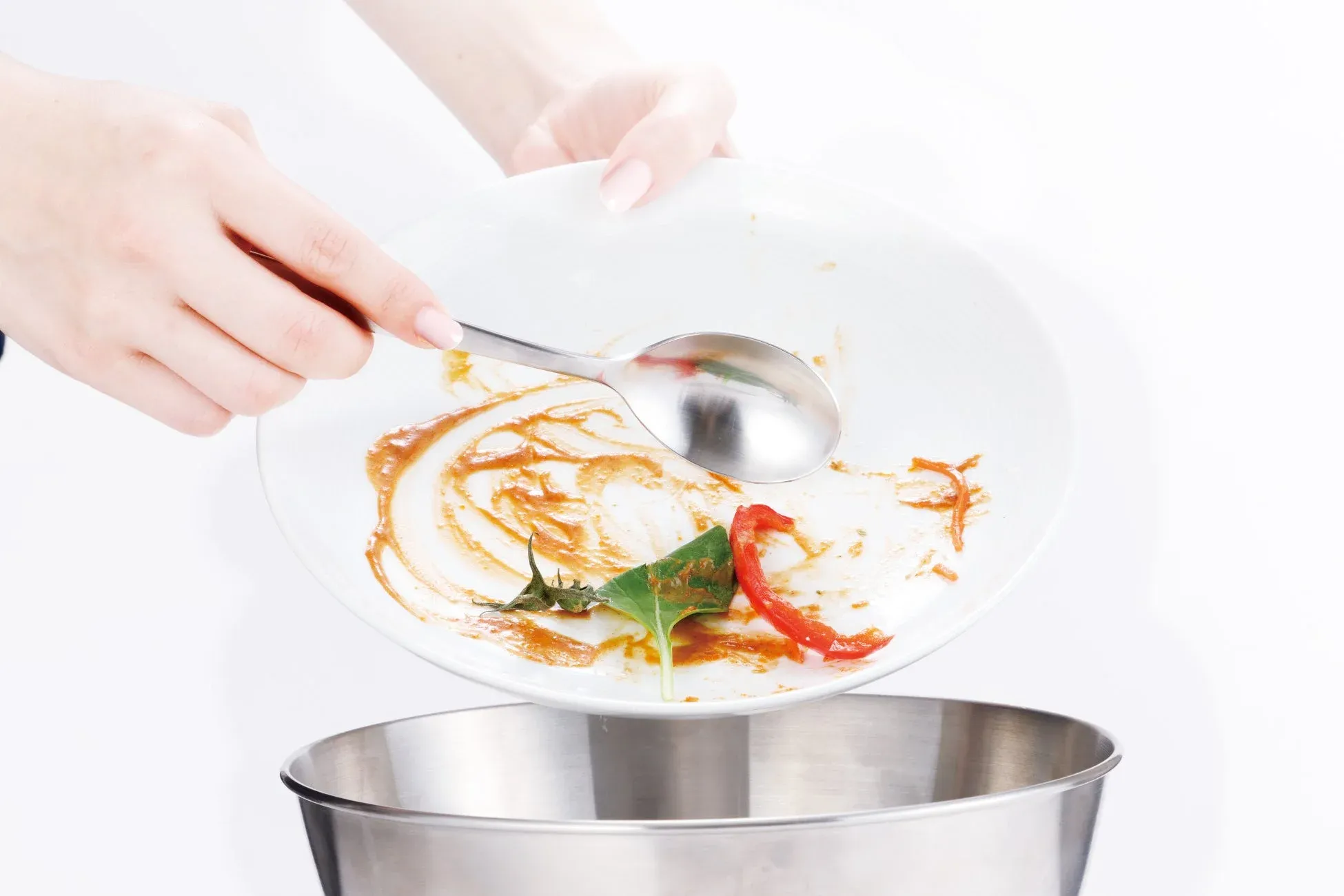 食べ残しを捨てる手