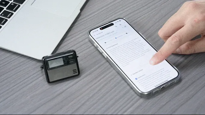 音声ファイルの要約や議事録を確認する様子