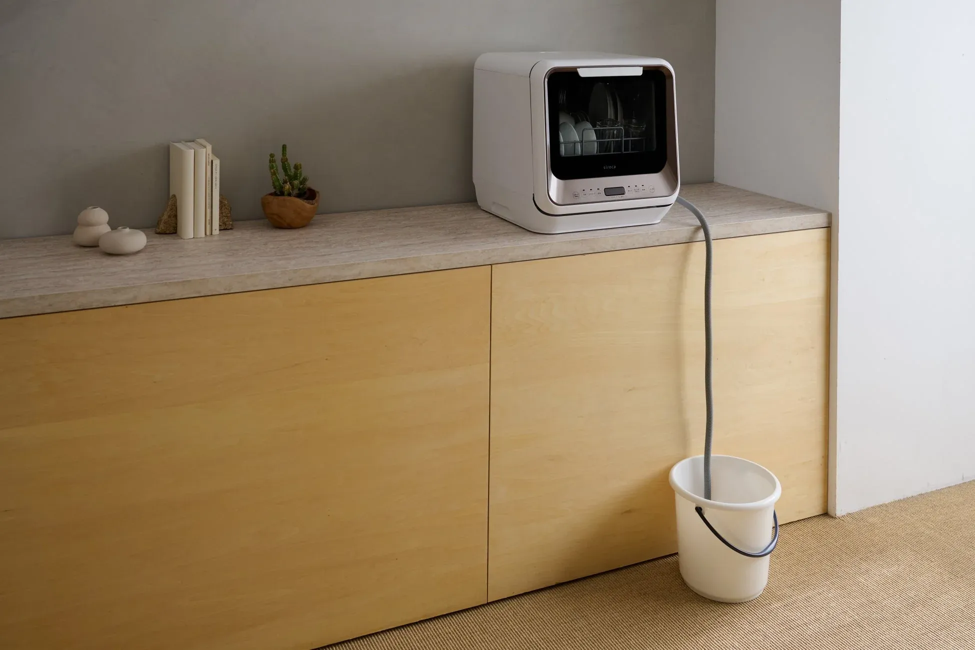 食洗機と排水バケツ