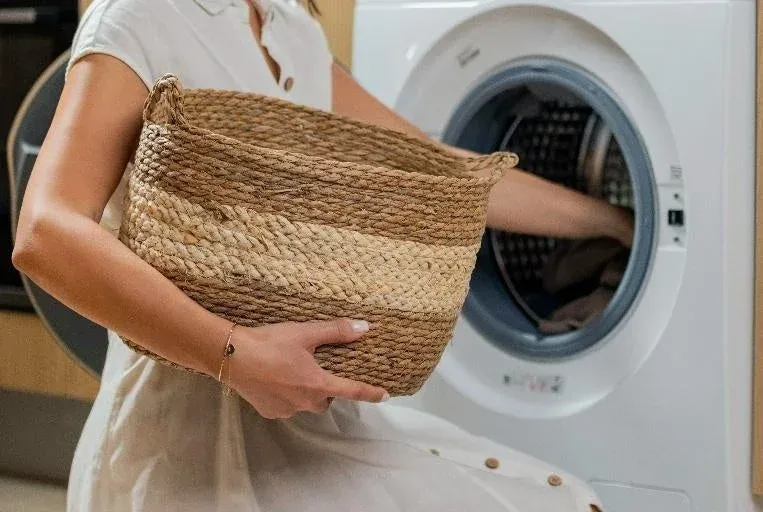 洗濯機に洗濯物を入れる様子