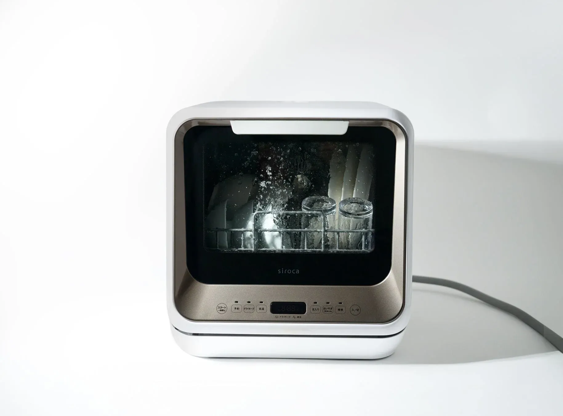 洗浄中の食洗機内部