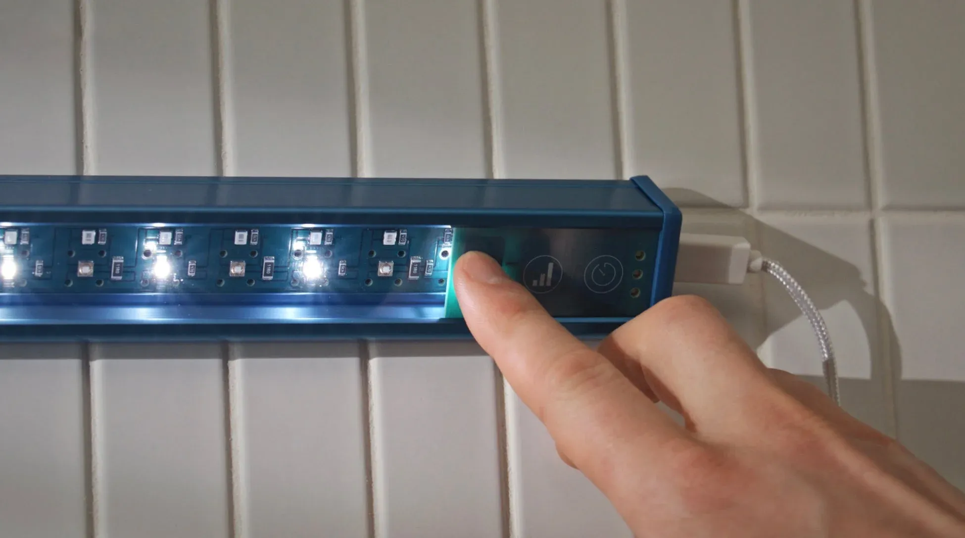 LEDライト、照明、スマート照明、タッチ操作、デジタル、テクノロジー、壁掛け、青色、白いタイル、指、ボタン、電子機器