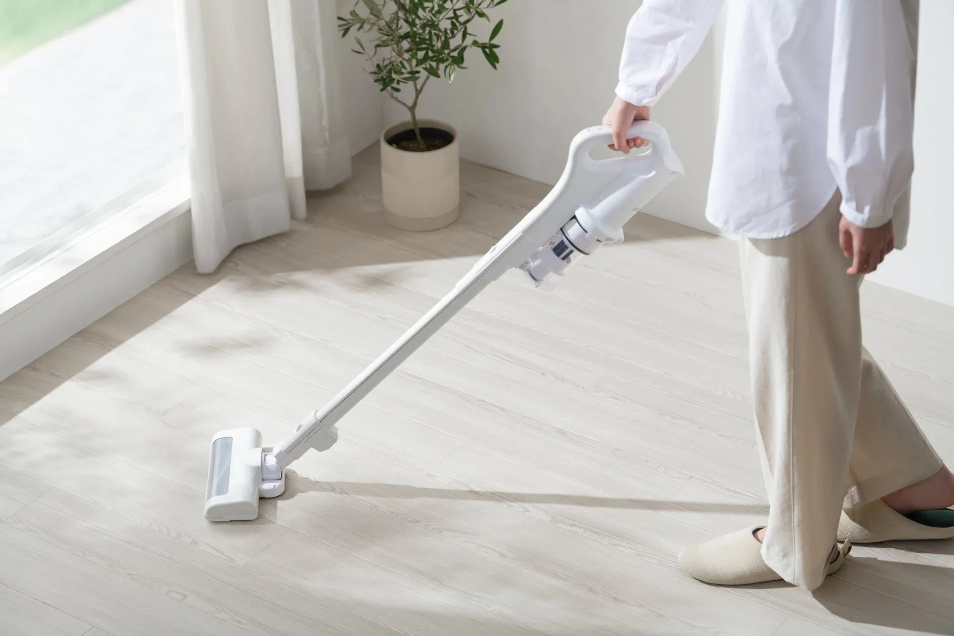 フローリングを掃除する女性