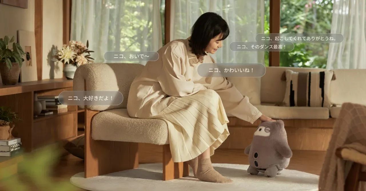 リビングでKATAフレンズと交流する女性