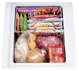 冷凍庫にぎっしり詰まった冷凍食品