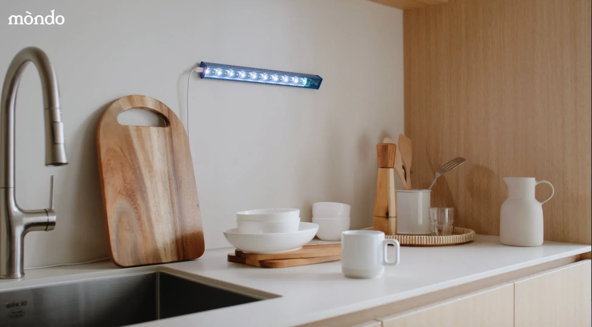 キッチン、シンク、蛇口、まな板、食器、照明、モダン、インテリア、生活雑貨、木目、白