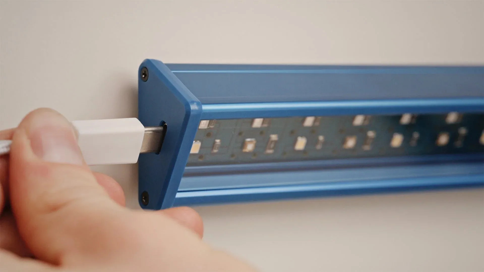 USB-C、LEDライト、電子機器、接続、充電、ガジェット、青色、テクノロジー、手