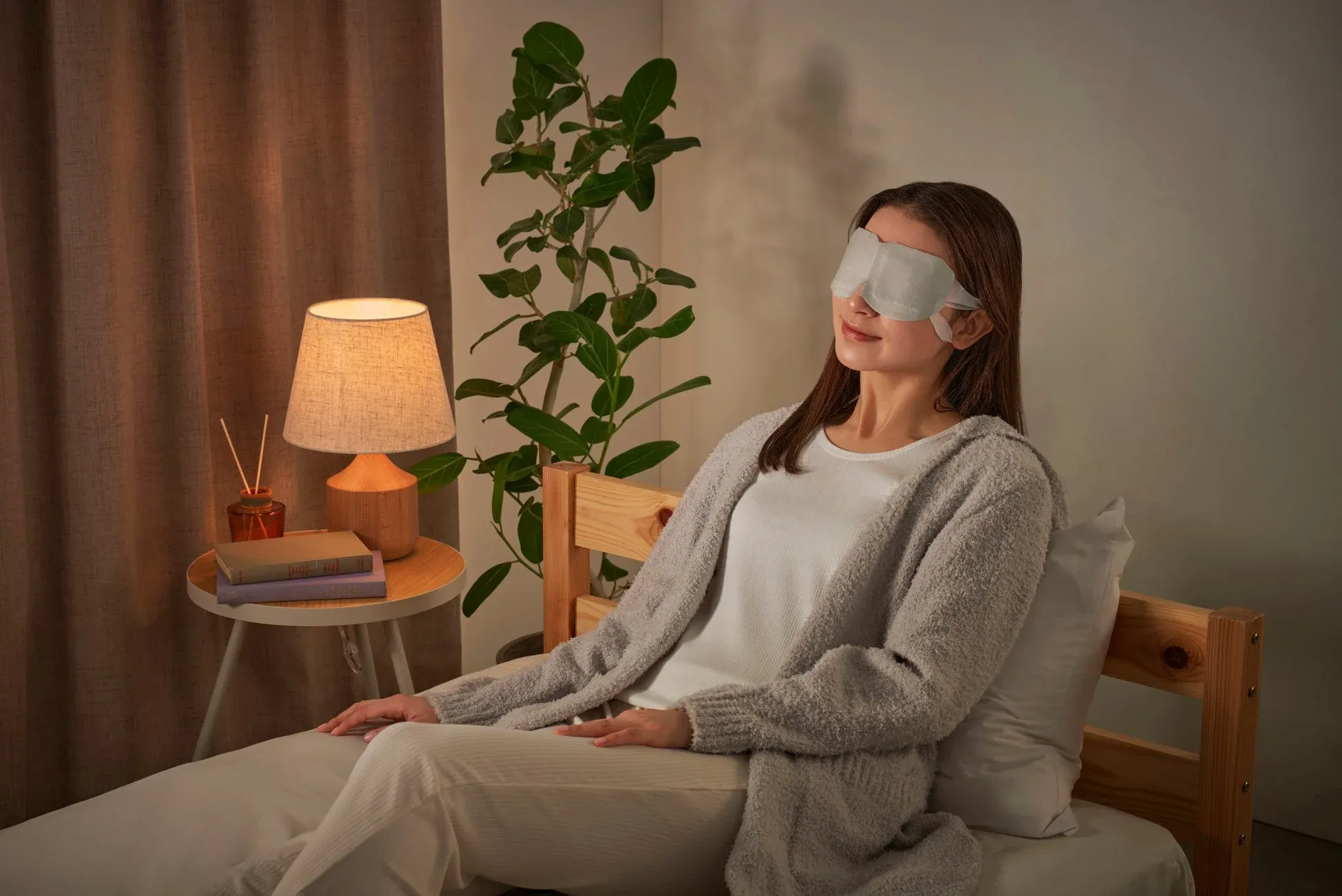 アイマスクでリラックスする女性