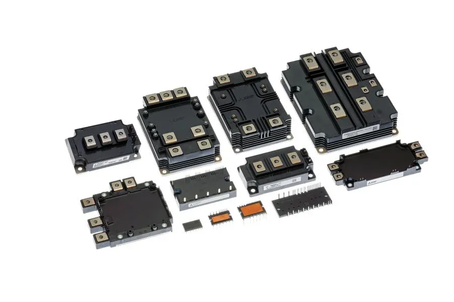 様々なサイズの黒い電子部品