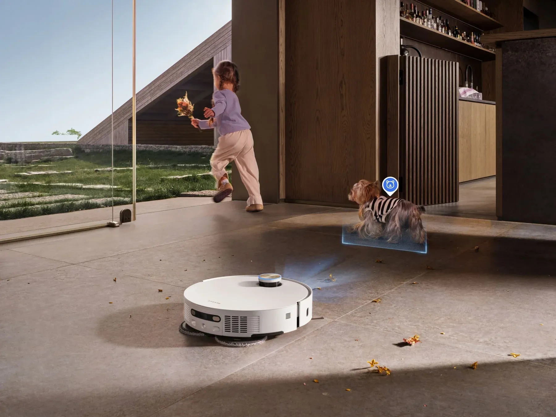 現代的な家の中で、子供と犬、そしてロボット掃除機が稼働している様子
