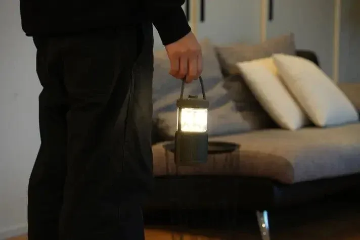 人がランタンを持っている画像