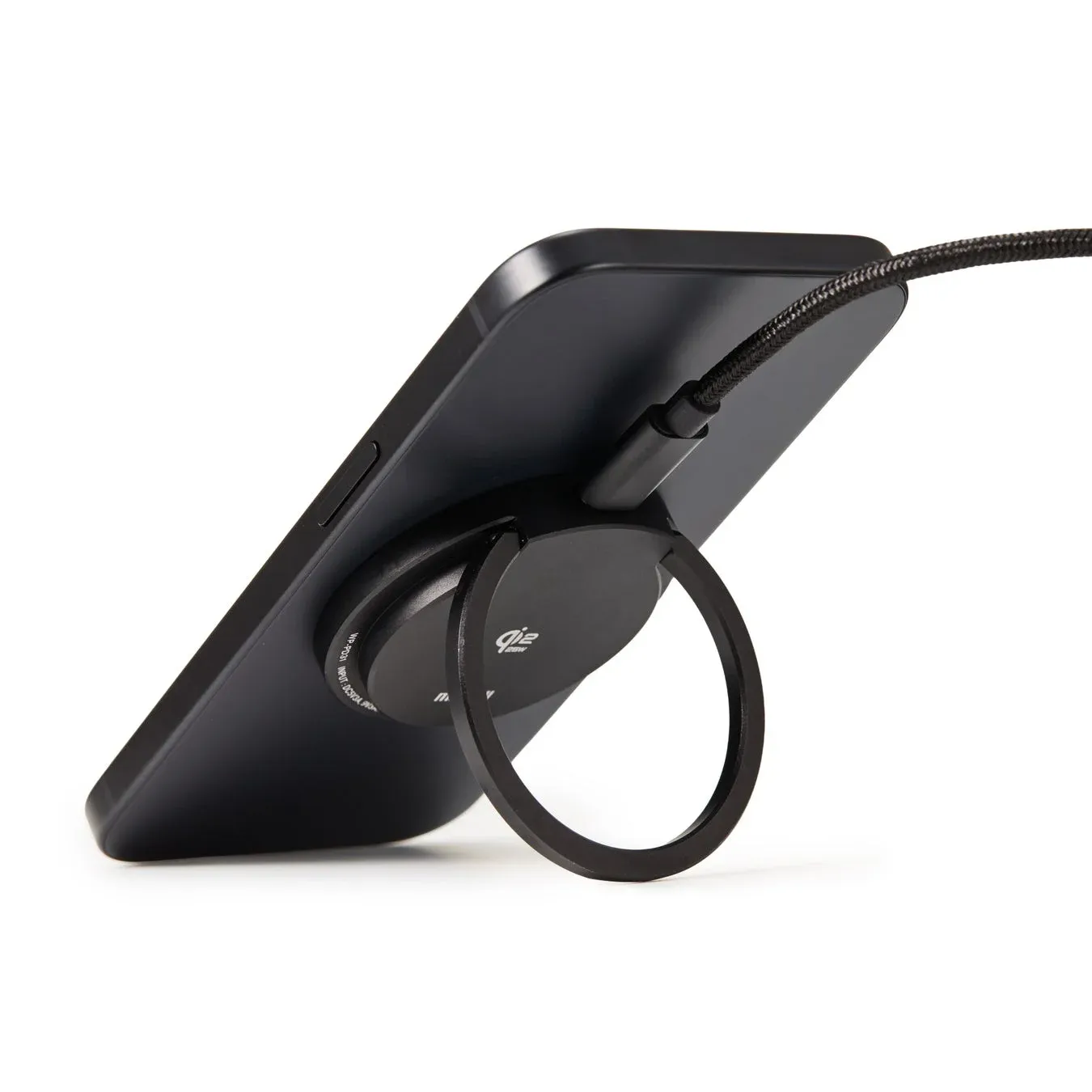 スマートフォンを縦置きで充電している様子