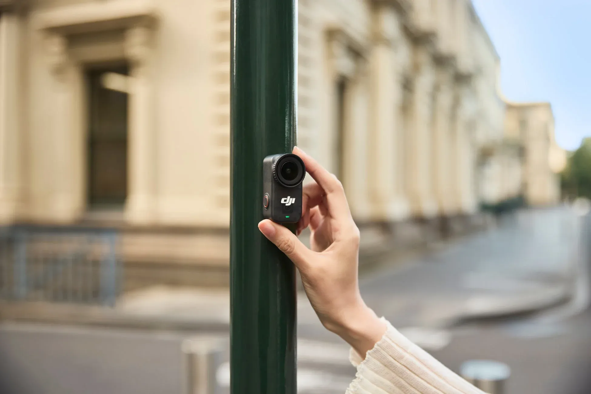 街中で撮影するOsmo Nano