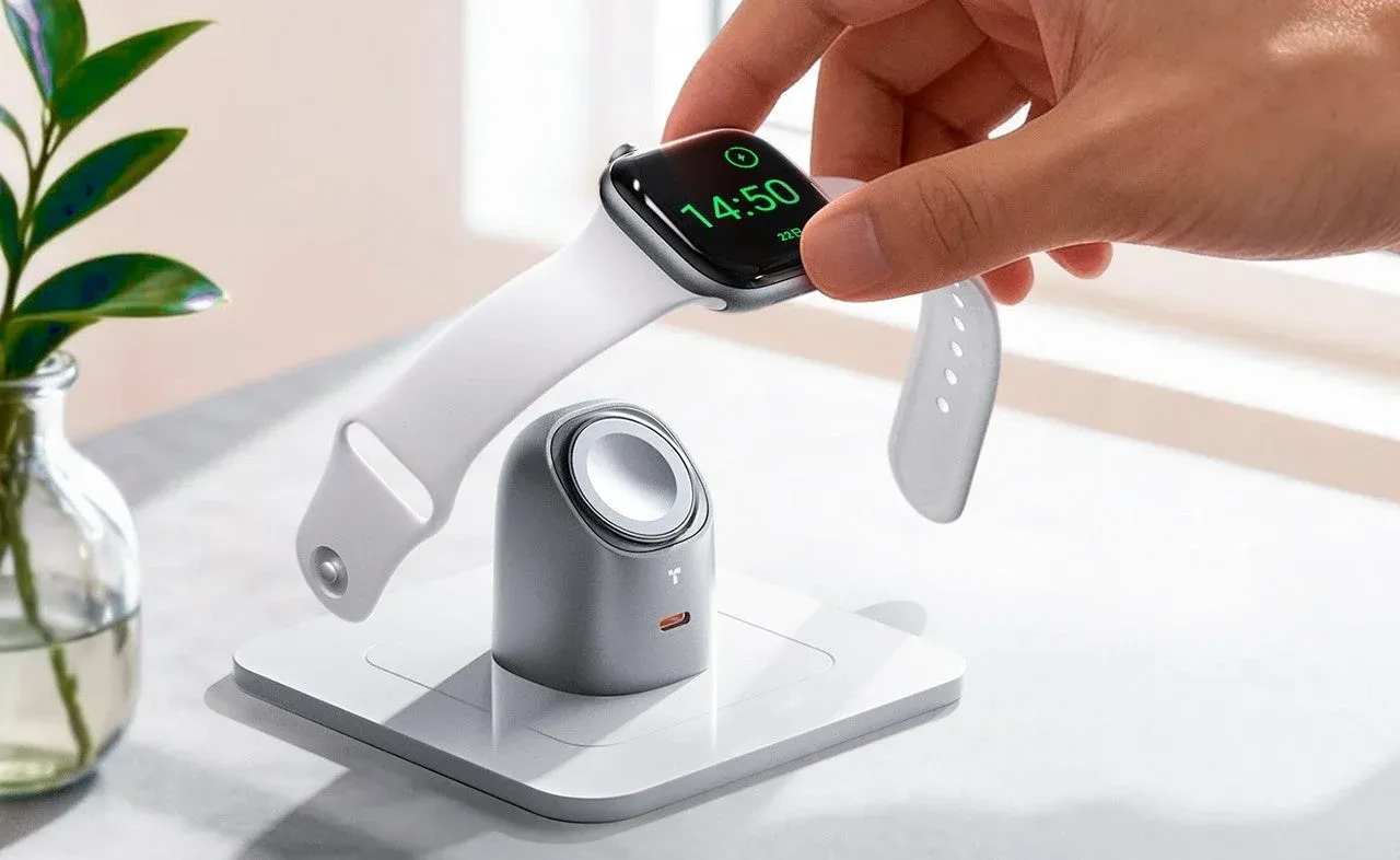 スマートウォッチを充電スタンドに置く手元の画像