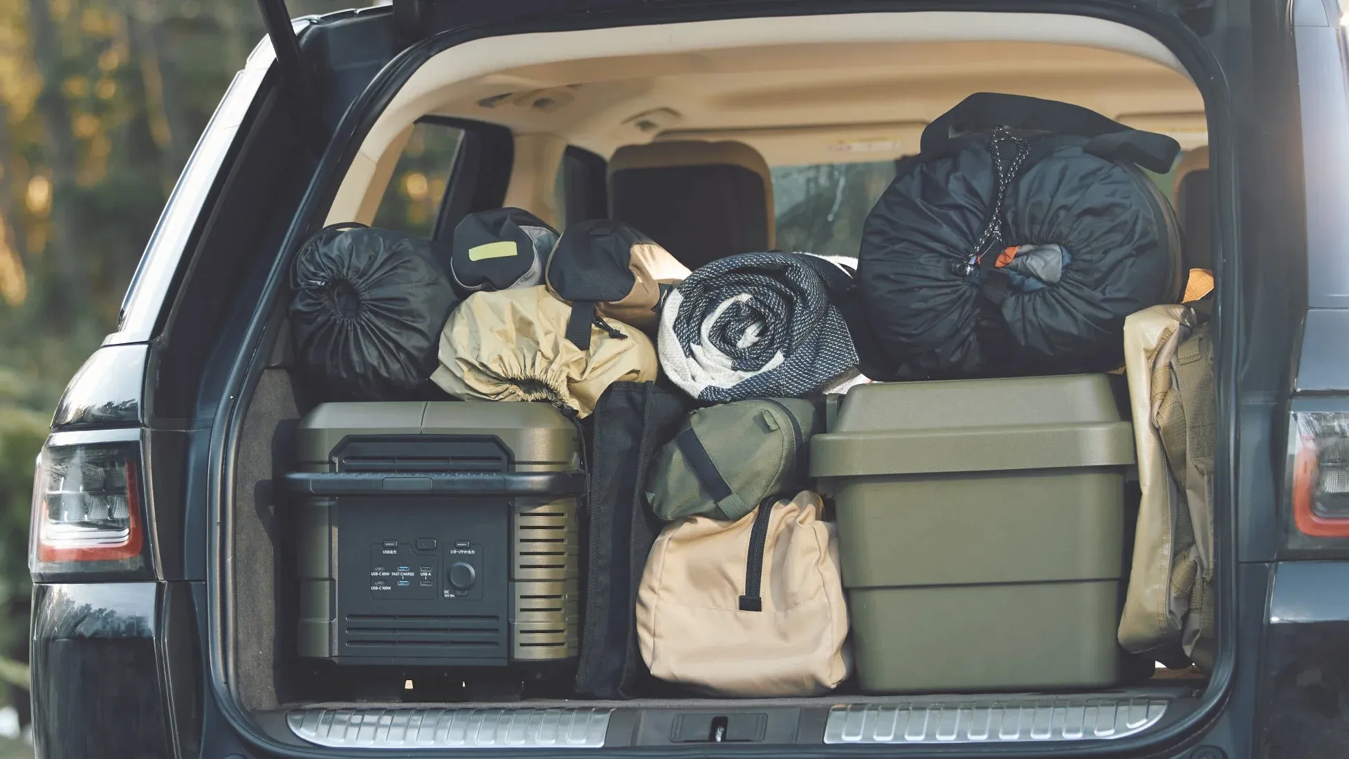SUVのトランクに積まれた荷物