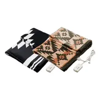 白背景に、黒と茶色の2枚の折りたたまれた電気毛布が写っています。それぞれに幾何学模様が施されており、白いコントローラーが接続されています。冬の防寒対策に役立つ暖房器具です。