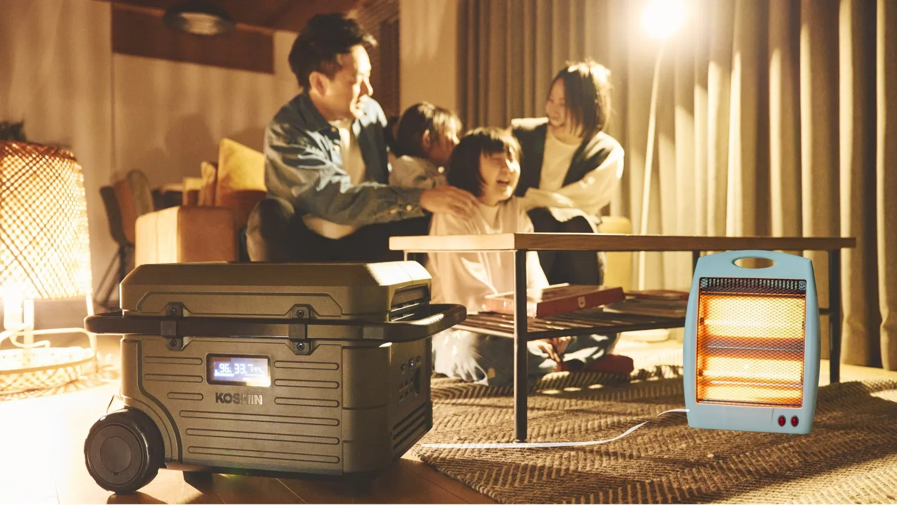 家族が笑顔で団らんしている様子