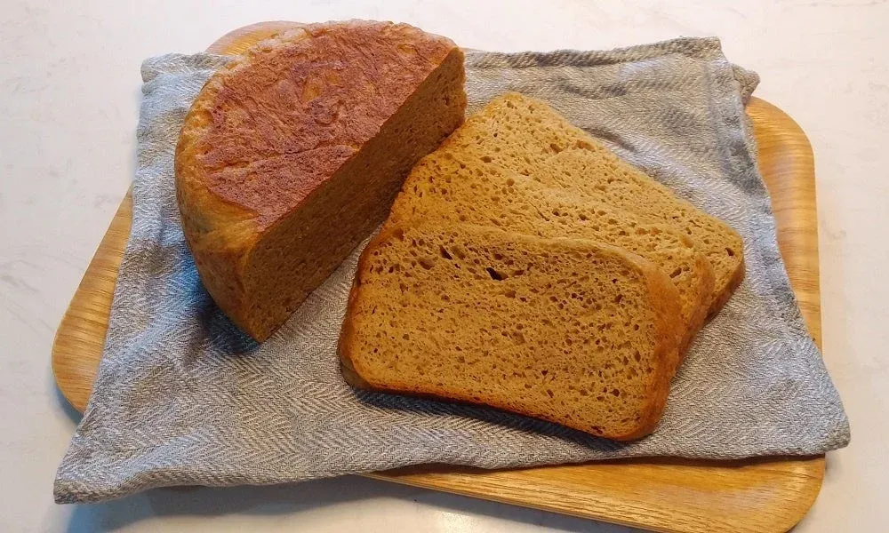 木製ボードに置かれたカットされた茶色いパン