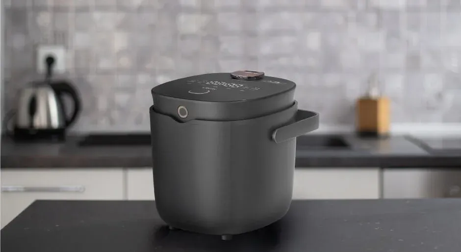 モダンなキッチンカウンターに置かれた電気調理鍋