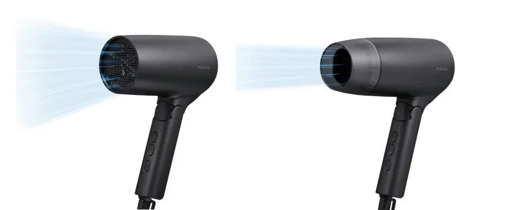 黒いヘアドライヤー2台から風が吹き出している様子