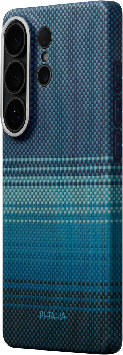 青と黒のチェック柄が特徴的なスマートフォンケース