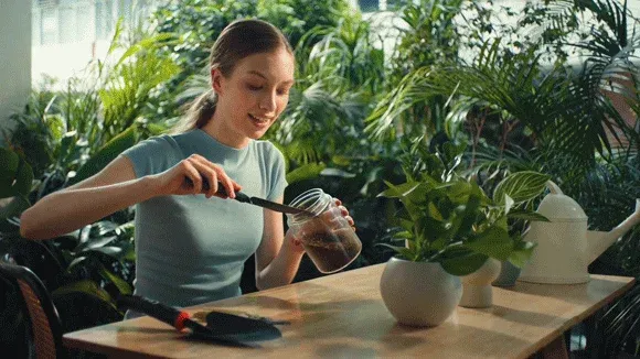 植物を扱う女性と堆肥利用のイメージ