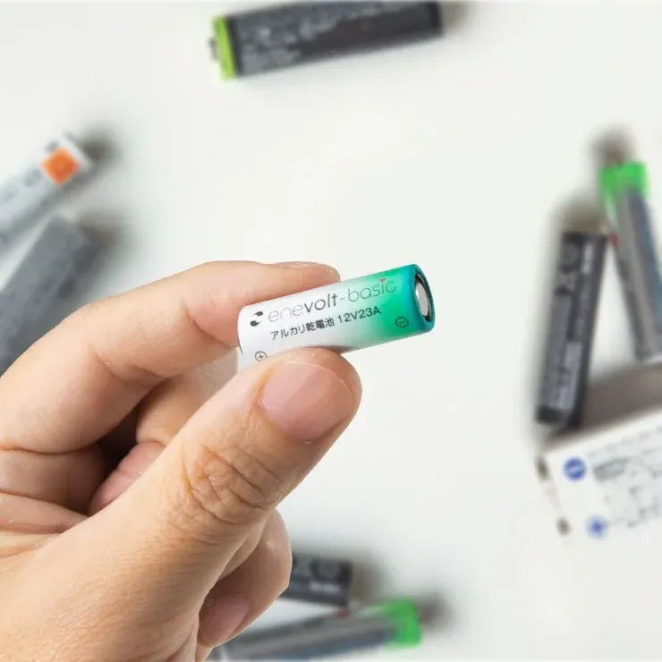 手に持った12V23Aアルカリ乾電池