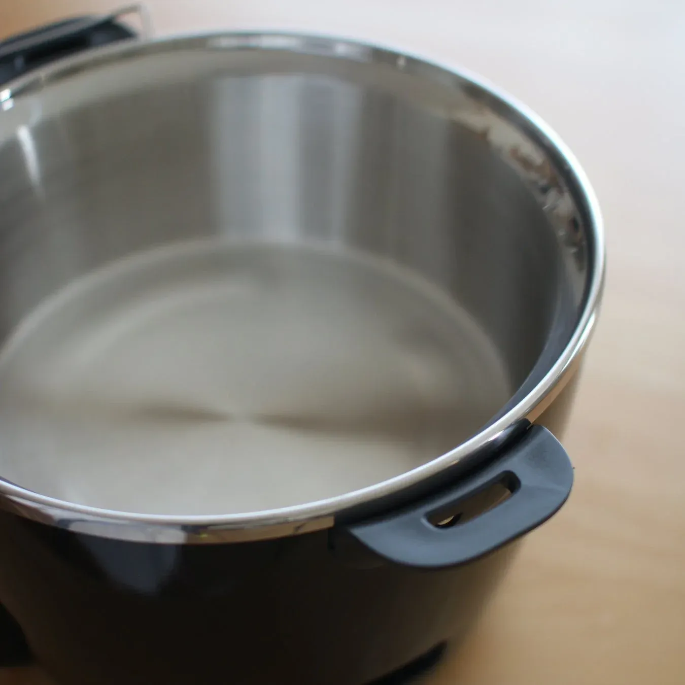 外鍋に水を入れる