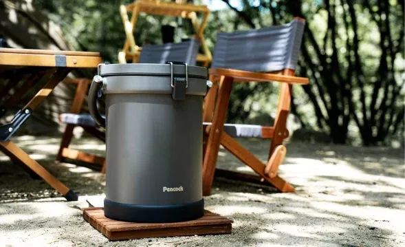 キャンプサイトで使われているグレーのポータブルクーラーボックス