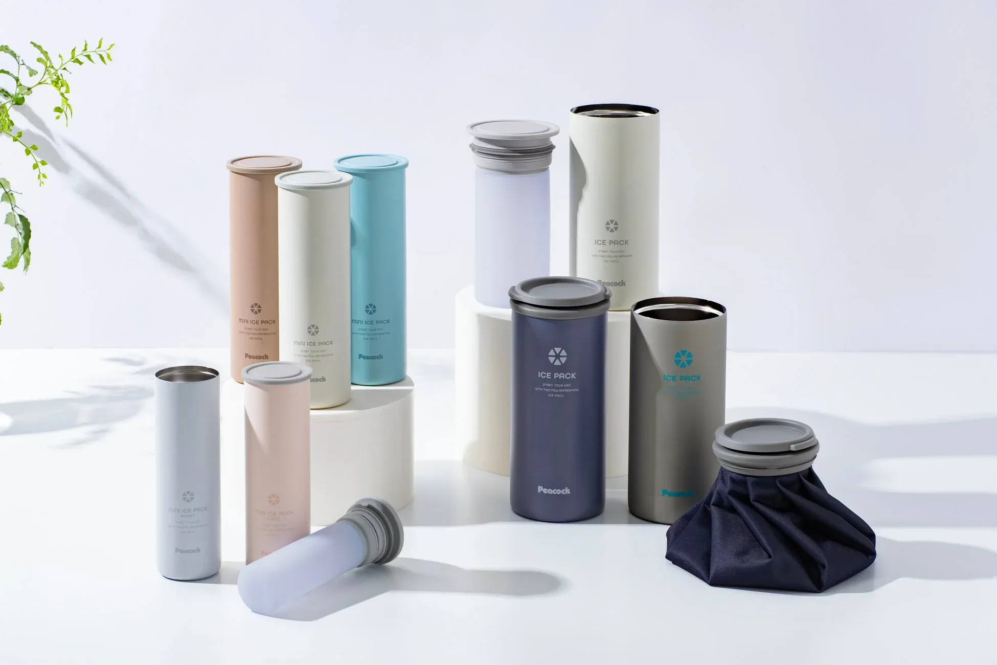 様々な色とサイズのアイスパックと保冷ボトル