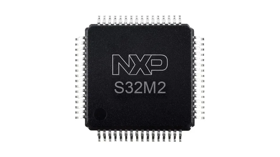 NXP S32M2と刻印された黒い集積回路（ICチップ）が白い背景に置かれている、上からのクローズアップ画像
