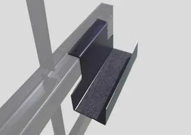 縦のフレームに取り付けられた黒い金属製のトレイ型ホルダー