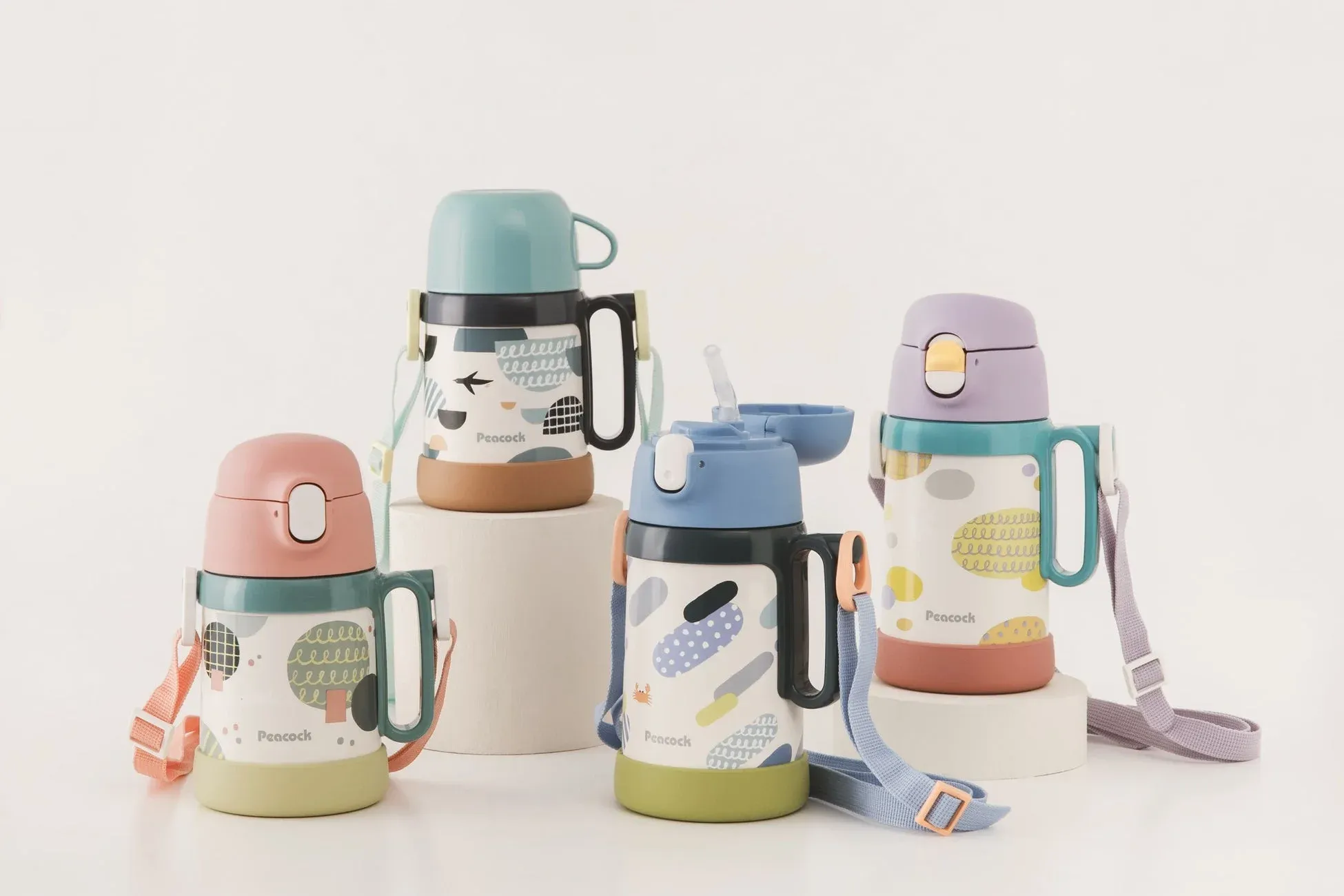 様々な色とデザインの子供用水筒