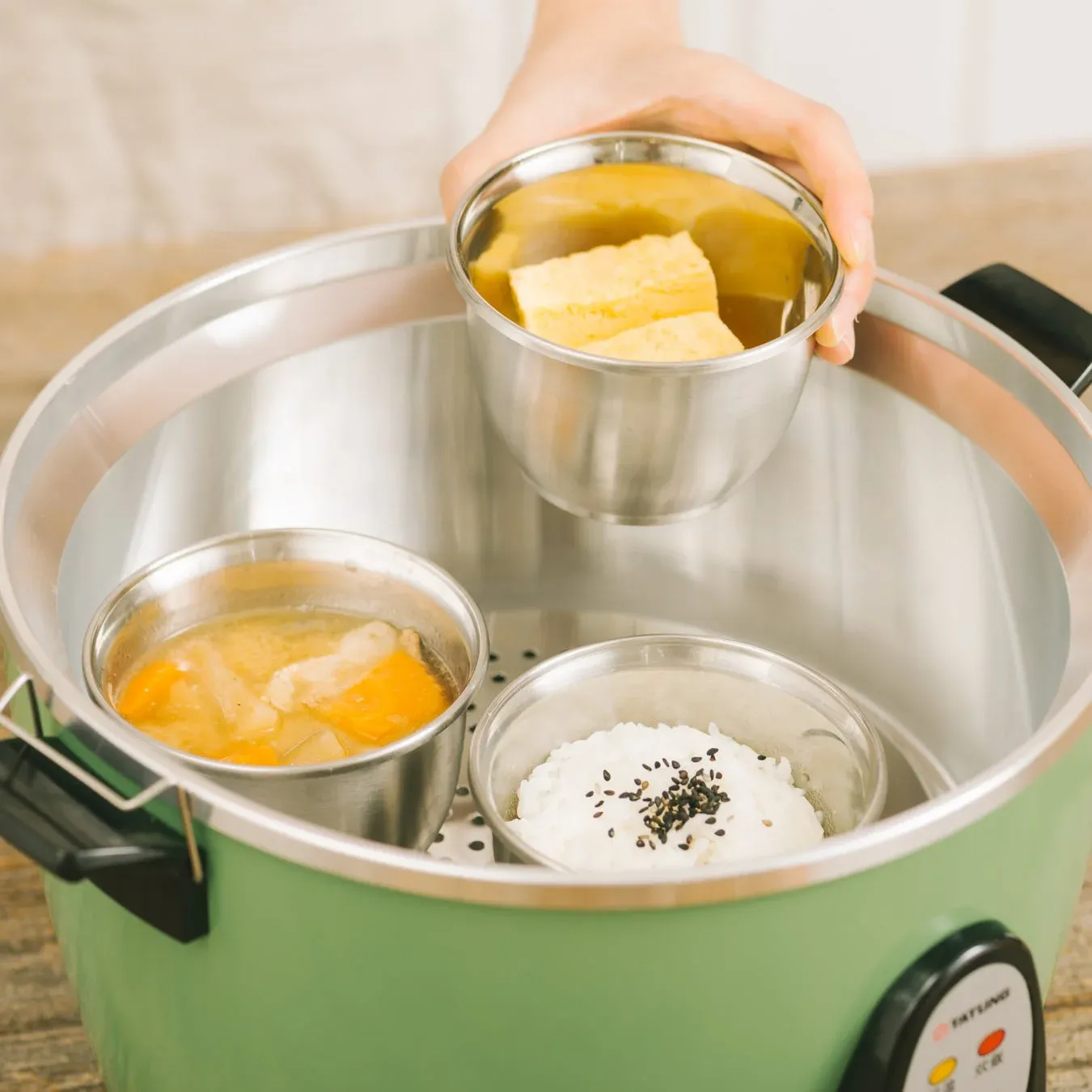 電鍋で調理中の食事