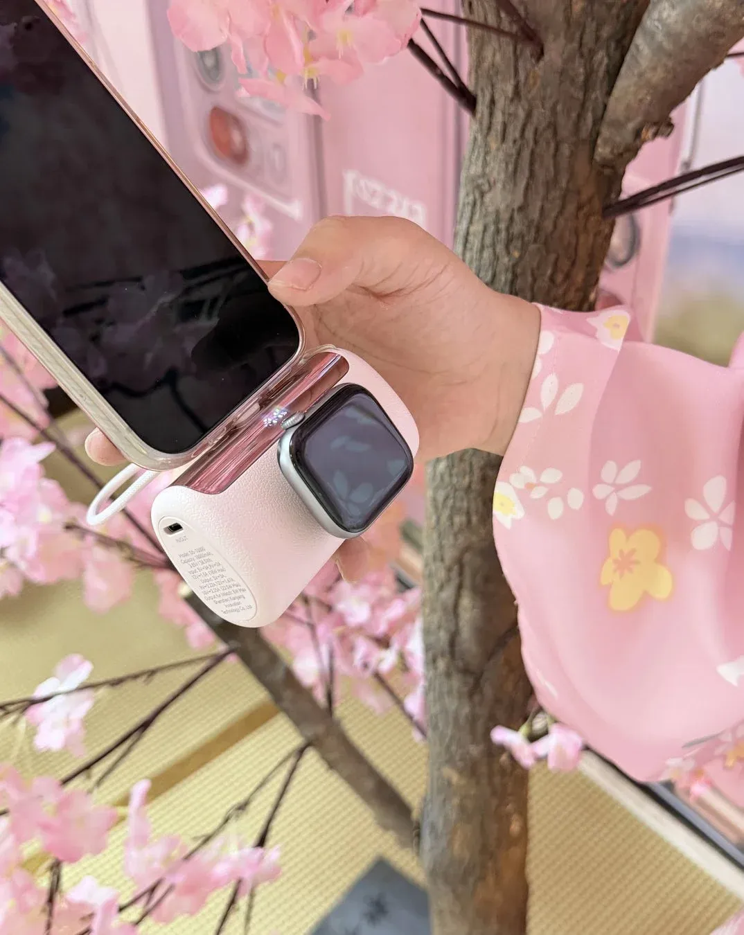 桜とスマートフォン、ワイヤレス充電対応モバイルバッテリー